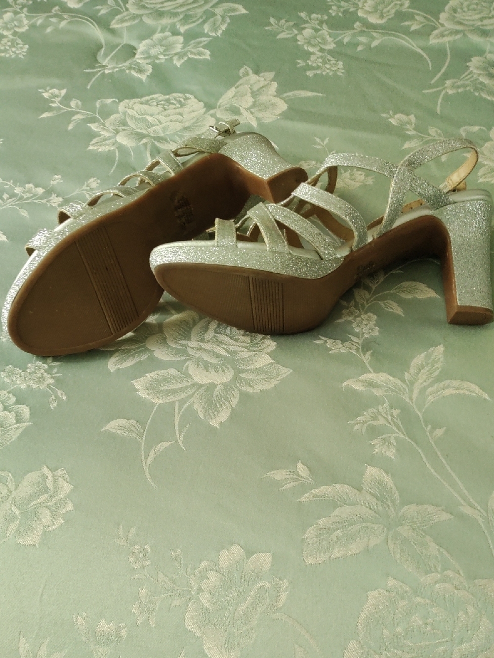 Silver Heels. - Picture 3 of 4